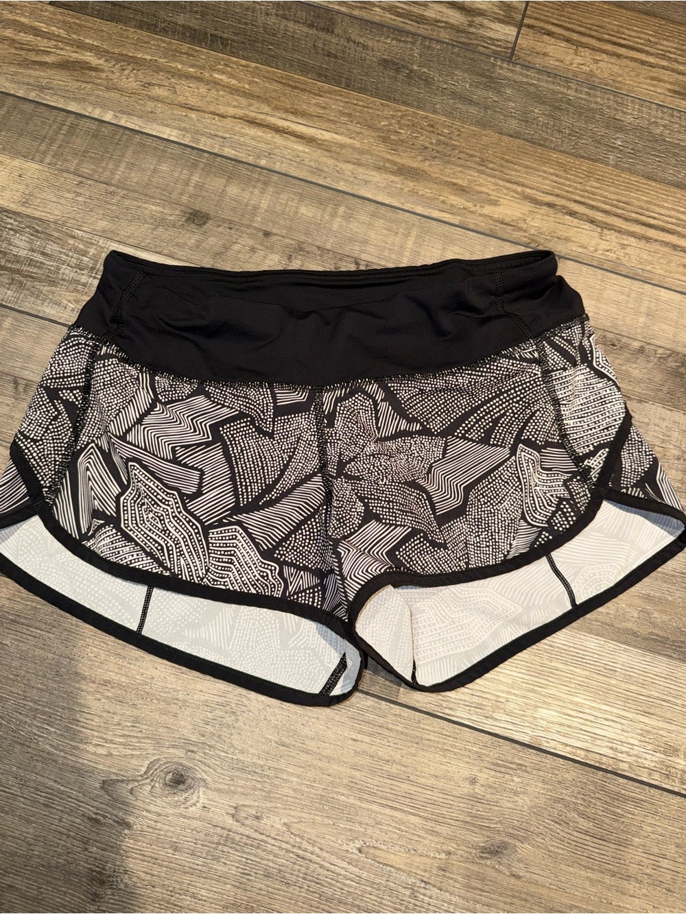 Lululemon Speed Up Shorts Size 4 EUC
